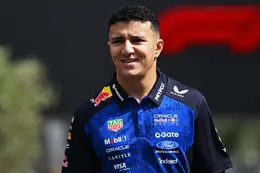 Isack Hadjar onthult waarom terugkeer naast Max Verstappen langer duurde dan verwacht