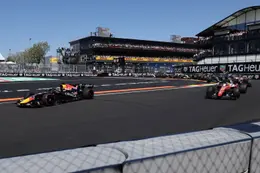 Lewis Hamilton reageert op Max Verstappen die hem met de grond gelijk maakte