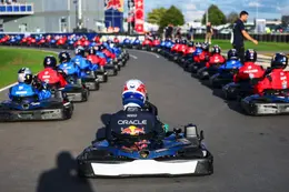 Qucee komt met hilarische reactie na vroege inhaalactie Max Verstappen: 'Klootzak!'