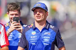 Ongeziene beelden: Max Verstappen neemt het in normale auto op tegen andere F1-coureur op Monza