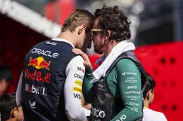 Fernando Alonso schaart zich achter Max Verstappen en sneert ook naar FIA
