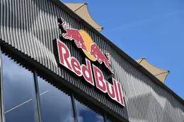 Red Bull tovert oude Formule 1-wagen om tot metro in bizarre promo voor GP Spanje