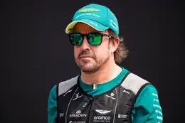 Fernando Alonso komt met bizar statement en claimt dat de FIA Lewis Hamilton stiekem helpt