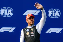 Lewis Hamilton verpest bijzonder moment van Max Verstappen en eist alle aandacht op