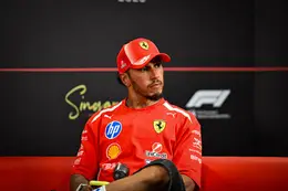 Lewis Hamilton komt met zéér opmerkelijk bericht over de radio richting Ferrari na GP Singapore
