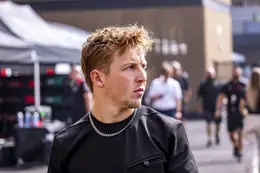 Liam Lawson ontploft op de boordradio en haalt uit naar Max Verstappen na touché