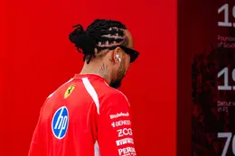 FIA deelt straf uit na fout van Lewis Hamilton tijdens vrije training