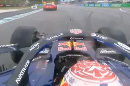 Video: Max Verstappen lacht de FIA uit op de radio in Maleisië