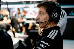 Video: Toto Wolff slaat tafel bijna doormidden tijdens GP Bahrein in Maleisië