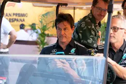 Toto Wolff wijst naar Lewis Hamilton en haalt spijkerhard uit