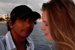 Wibi Soerjadi (stokoud) laat piepjonge vriendin aan de wereld zien