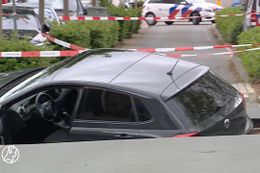 Automobilist uit Venlo zakt weg in sinkhole (beelden)