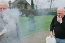 Peter Gillis laat graf moeder spiritueel reinigen: 'Lijkt wel een barbecue'