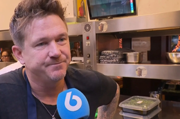 Johnny de Mol reageert geïrriteerd op vraag over 'mishandeling ex-vriendin' (VIDEO)