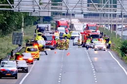 Zes gewonden en drie arrestaties na heftig ongeluk met vrachtwagen op A20 (BEELD)