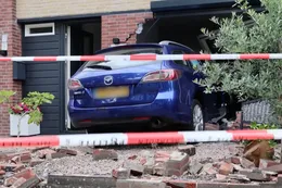 Hengelo: 11-jarig meisje rijdt auto met ouders en baby woning binnen