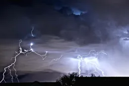 Opgelet!: Extreme onweersbuiwen met hagel op komst in Nederland