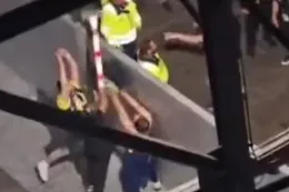 Politie zoekt verdachten na gewelddadig mishandeling bij Feyenoord-Fenerbahçe