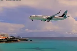 Boeing stort neer op Sint-Maarten (BEELDEN)