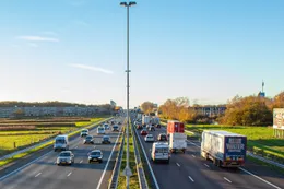 Lichaam urenlang vastgebonden aan verkeersbord op snelweg