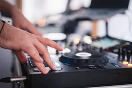 Een DJ booth kopen voor je volgende feestje