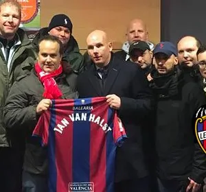 GEWELDIG!! Supporters Levante dagen FC Twente uit voor 'Europese' wedstrijd in Valencia