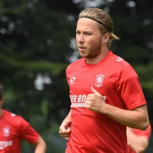 Van der Lely haalt kicksen uit het vet en sluit aan bij koploper derde divisie