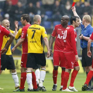 KNVB stelt FC Twente goedgezinde Blom aan als scheidsrechter