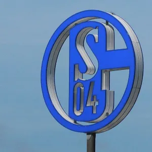 Pijnlijk: Schalke aanvaller draagt shirt aartsrivaal Borussia Dortmund