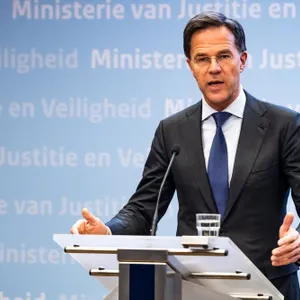 Definitief: Voetbalstadions minimaal twee weken langer leeg