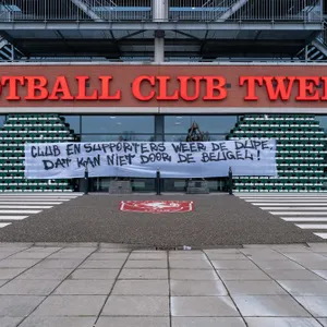 Vak P uit onvrede en blokkeert hoofdingang van de Grolsch Veste met bierkratten