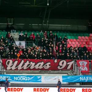 Twente-supporters mogen hossend en springend door het uitvak