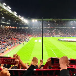 KIPPENVEL! Supporter filmt enorme ontlading bij sfeerverslag van Manchester United-uit