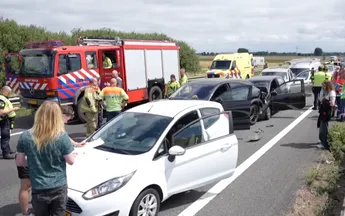 A12: Dertien auto's crashen na gigantisch ongeluk in beide richtingen