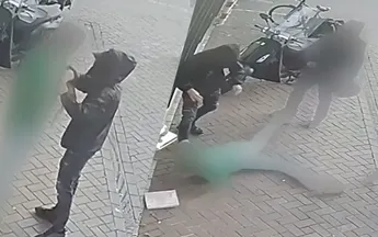 Amsterdam: Schokkende mishandeling op Museumplein vanwege Feyenoord-shirt