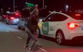 Amsterdam: Woedende taxichauffeurs bekogelen elkaar tijdens bizarre actie (VIDEO)