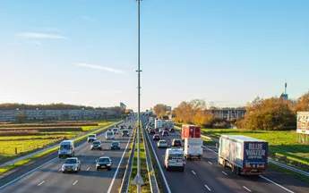 Lichaam urenlang vastgebonden aan verkeersbord op snelweg