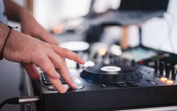 Een DJ booth kopen voor je volgende feestje