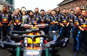 In beeld: Red Bull-monteurs trappen op bijzondere wijze lol met trofeeën Max Verstappen en Sergio Pérez