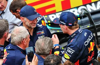 Adrian Newey komt met belangrijk nieuws voor Max Verstappen over 2026-auto van Red Bull