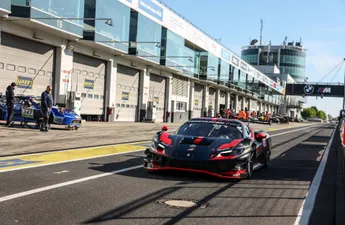 'Max Verstappen ziet nieuw ronderecord neer tijdens eerste poging op de Nürburgring Nordschleife'