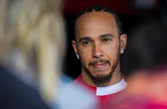 Lewis Hamilton ontdekte probleem bij Ferrari veroorzaakt door Carlos Sainz