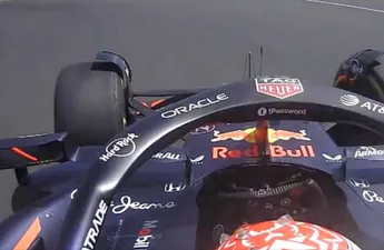 Bizarre beelden: Max Verstappen vecht met zijn Red Bull