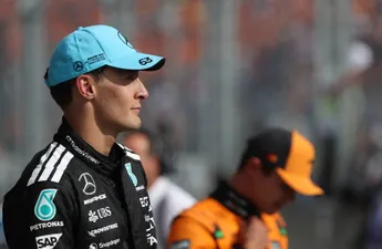 Boontje komt om zijn loontje: Mercedes in wachtkamer geplaatst door George Russell