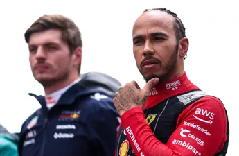 Opvallend moment in Engeland: vrees dat Max Verstappen zelfde fout als Lewis Hamilton maakt