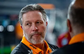 Bizarre uitspraken Zak Brown lekken uit: McLaren-baas sneert naar Max Verstappen