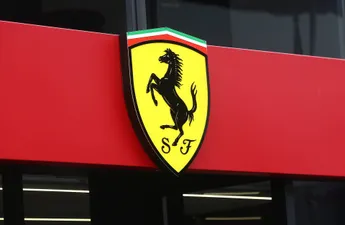 Ferrari laat fans met vragen achter na bericht over coureur: 'Gaat hij weg bij het team?'