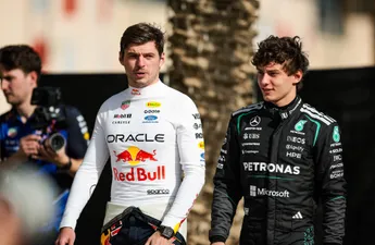 Max Verstappen geeft gelijk duidelijk signaal af aan Mercedes tijdens eerste testdag in Bahrein