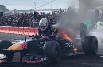 Video: Yuki Tsunoda ontsnapt uit brandende Red Bull-auto tijdens showrun in San Francisco