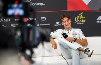 Hilarische beelden: George Russell zwaar beledigd tijdens interview met kind